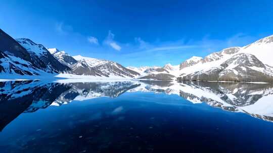 高原湖泊 雪山倒映 天空湛蓝 寂静美丽