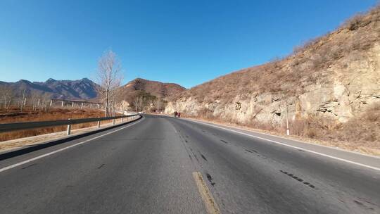 行车视角道路两侧绿化风景开车第一视角开车视频素材模板下载