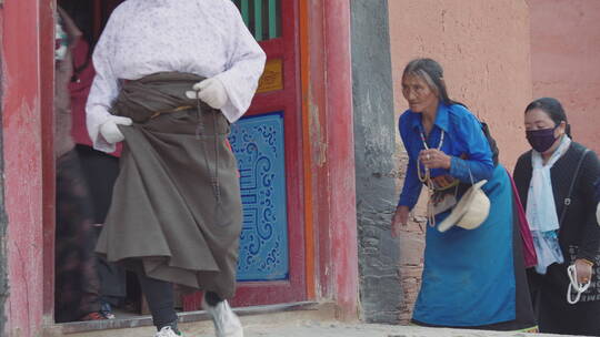 拥挤的人群在西藏祈祷和行走