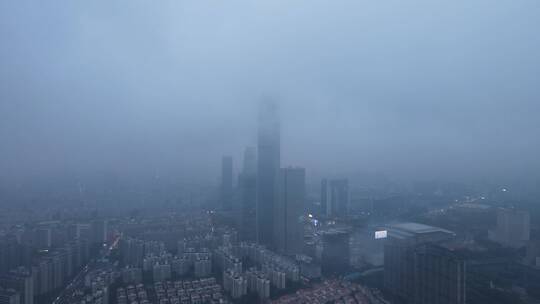 雨雾中的东莞