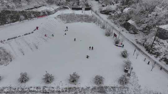 在下雪的山上玩滑雪的人们