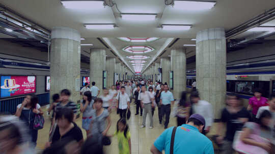 地铁站内行人穿梭