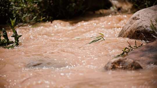 水资源-小河水流淌灌溉特写