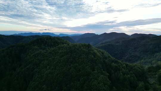 广元曾家山腹地的云天与大山