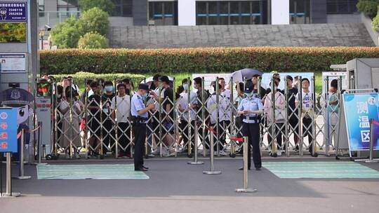 高考结束考生在大门边等待放行