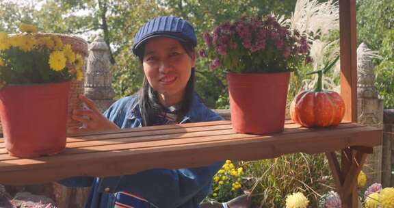 女子打理花卉盆栽