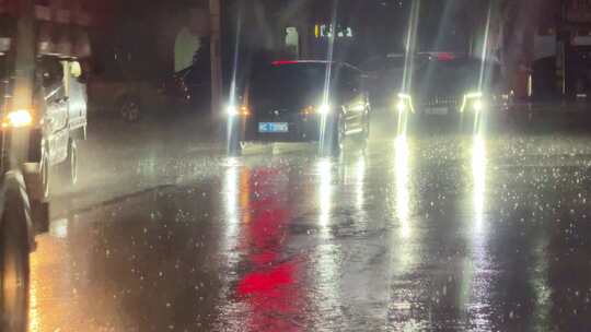 夜晚下雨天马路上行驶的汽车道路交通雨天