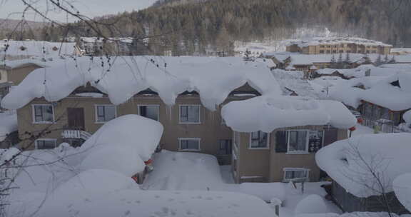 被厚雪覆盖的村庄建筑景象