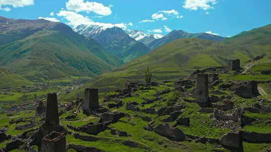 空中倒退电影北奥塞梯阿尔卑斯山古代墓穴坟墓埋葬在传统的房子