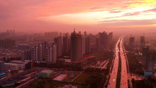 晚霞下的城市和道路延时