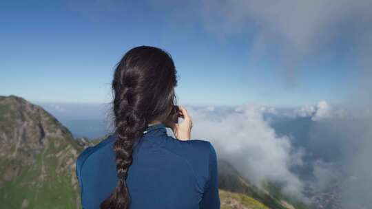 站在山里喝茶的女人