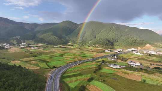 夏季香格里拉 雨后的村落