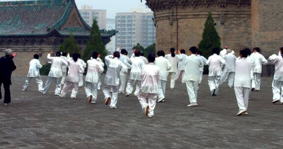 操场上练习武术的团队