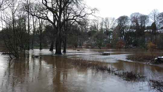 英国柴郡威尔姆斯洛的博林河在暴雨和决堤后