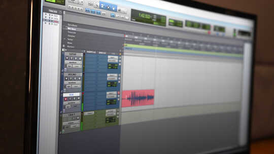 专业录音棚电脑显示器上显示的音频编辑软件