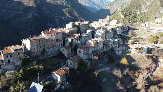 从空中看阿尔卑斯山的玛丽村