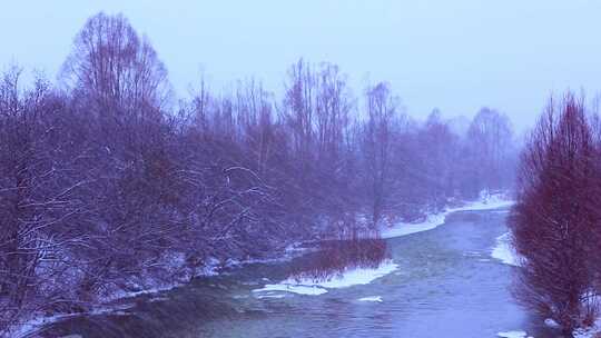 下雪天的小河