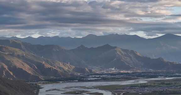 4K航拍西藏雅鲁藏布江日照金山