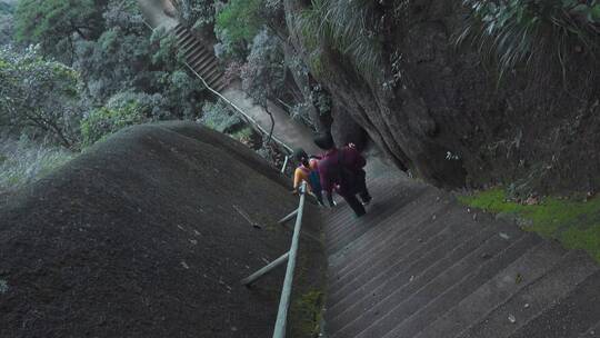 4k登山视频三清山陡峭垂直的石阶楼梯