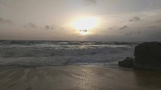 实拍海浪冲到海岸与日落