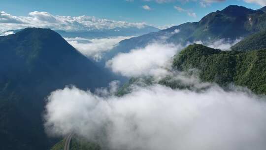 航拍云海中的云南大山