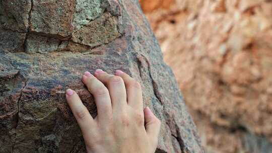 无助的女性手伸向岩石滑落，坠落的概念