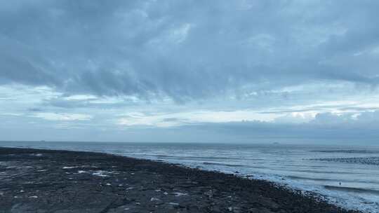 阴天大海礁石航拍沙滩海水礁石海岸边岩石