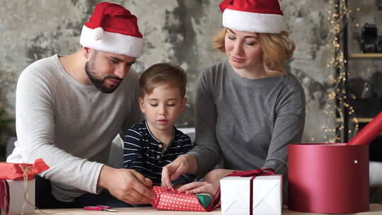 圣诞节父母陪孩子拆礼物视频素材模板下载