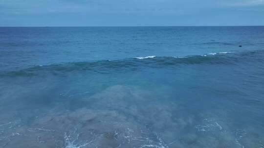东南亚泰国普吉岛清晨时分海水冲刷沙滩景观