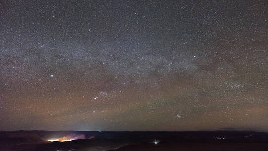 塔公草原拍摄的冬季银河星空