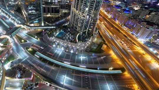 高峰时间在繁忙的城市道路上行驶的汽车