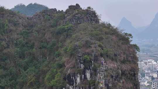 航拍攀登桂林阳朔矮山的攀岩者