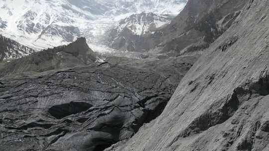 新疆克州冰川雪山下地貌景观