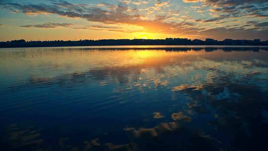 日落湖面