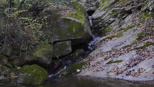 山涧溪流