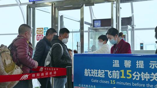 机场中拖着行李箱行走的游客视频素材模板下载