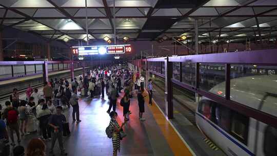 苏州火车站旅客出行乘车高铁运输