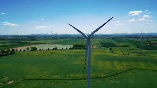 风电场产生清洁可再生电力。替代绿色能源。视频素材模板下载