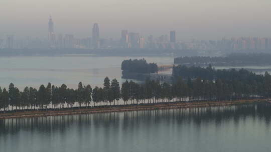 航拍武汉东湖绿道清晨湖面远处城市