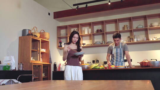 青年夫妇在家做饭视频素材模板下载