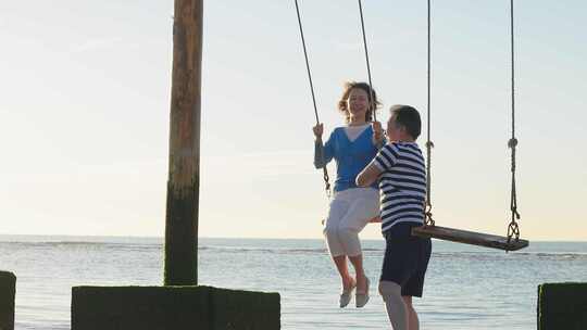 一家人假期在海边旅游度假