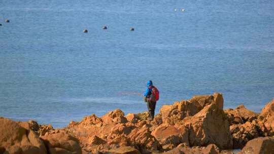 海边钓鱼的海钓爱好者