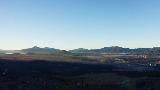 清晨阳光斜射中的腾冲火山群