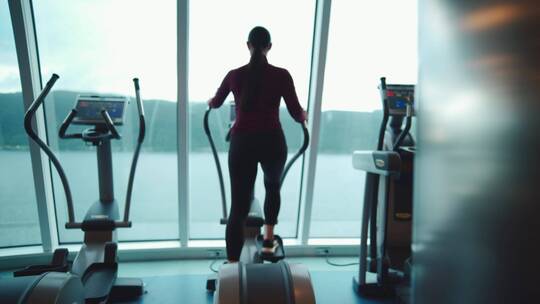  女人在健身房跑步视频素材模板下载