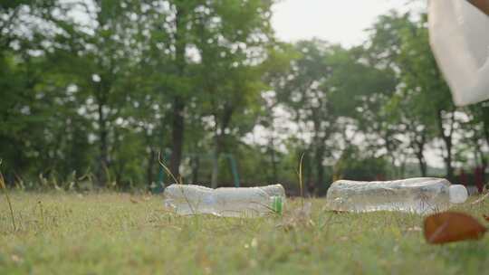 志愿者在公园里捡起塑料瓶垃圾视频素材模板下载
