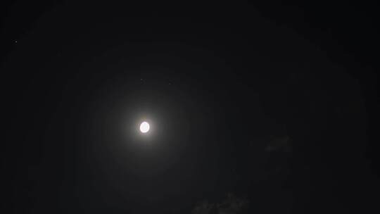夜晚云层上的月亮延时