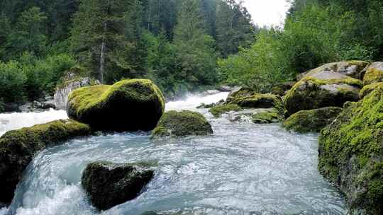 山林溪水河流