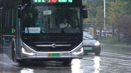 下雨天城市街道积水