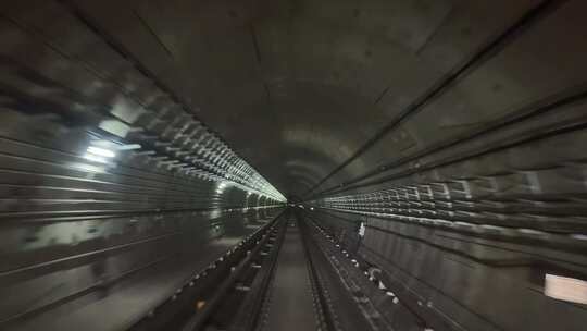 武汉地铁5号线无人驾驶地铁穿梭在隧道内部