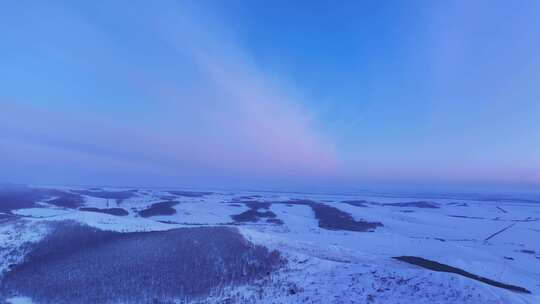 辽阔雪野的唯美冬日自然风光